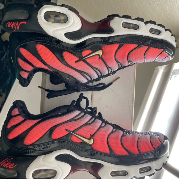 Stylish red/purple/gold shoes that can be worn to make a fashion statement. - Picture 6 of 7